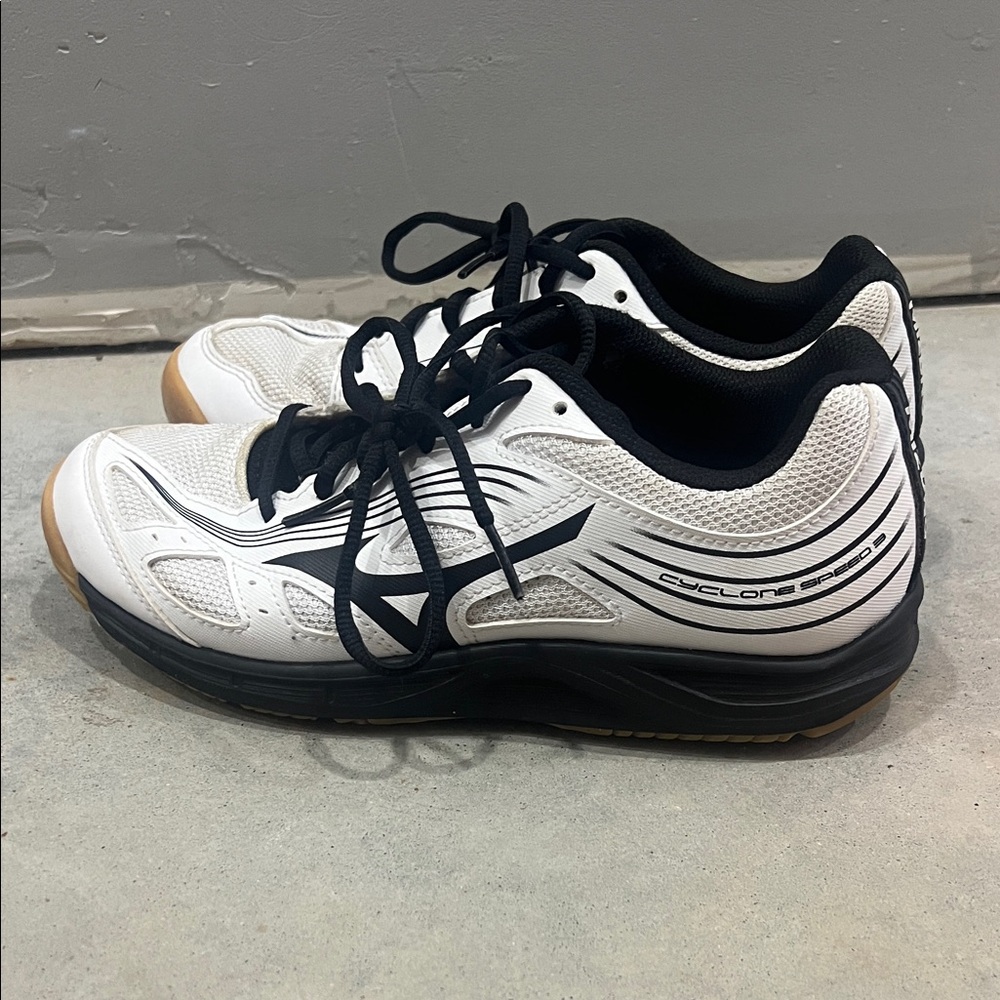 Mizuno Womens White and Black Sports Shoes